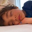 L'un des fils de Sophie Ferjani endormi dans le lit de sa maman, le 5 décembre 2020