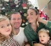 Armie Hammer et Elizabeth Chambers avec leurs enfants Harper et Ford à Noël 2019, photo Instagram. L'acteur américain et la présentatrice télé britannique ont annoncé en juillet 2020 leur séparation, après dix ans de mariage.