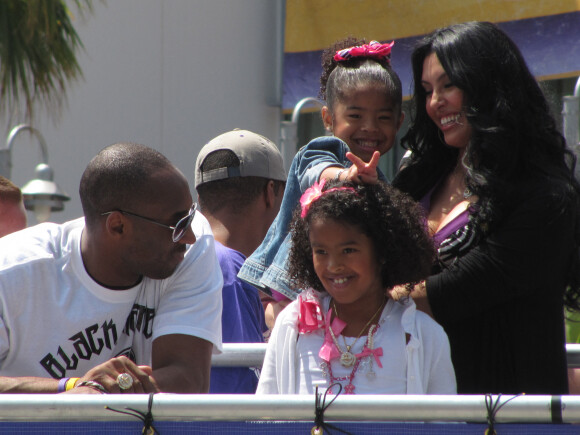 Exclusif - Kobe Bryant, sa femme Vanessa et leurs filles Natalia et Gigi assistent à la parade des Lakers à Los Angeles, le 21 juin 2010