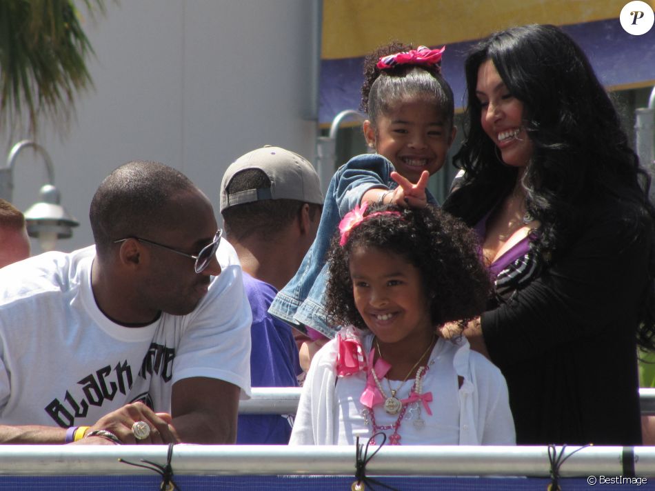 Exclusif - Kobe Bryant, sa femme Vanessa et leurs filles Natalia et Gigi assistent à la parade des Lakers à Los Angeles, le 21 juin 2010