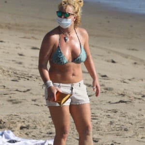 Exclusif - Britney Spears profite du soleil de Malibu. Le 15 octobre 2020.