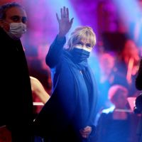 Brigitte Macron stylée en blazer bleu, elle écoute la "Symphonie pour la vie"