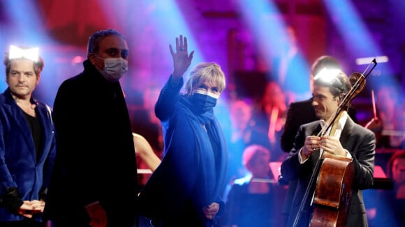 Brigitte Macron stylée en blazer bleu, elle écoute la "Symphonie pour la vie"