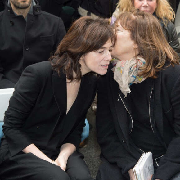 Charlotte Gainsbourg et sa mère Jane Birkin - Cérémonie d'inauguration de la plaque commémorative en l'honneur de Serge Gainsbourg. Paris. Le 10 Mars 2016.