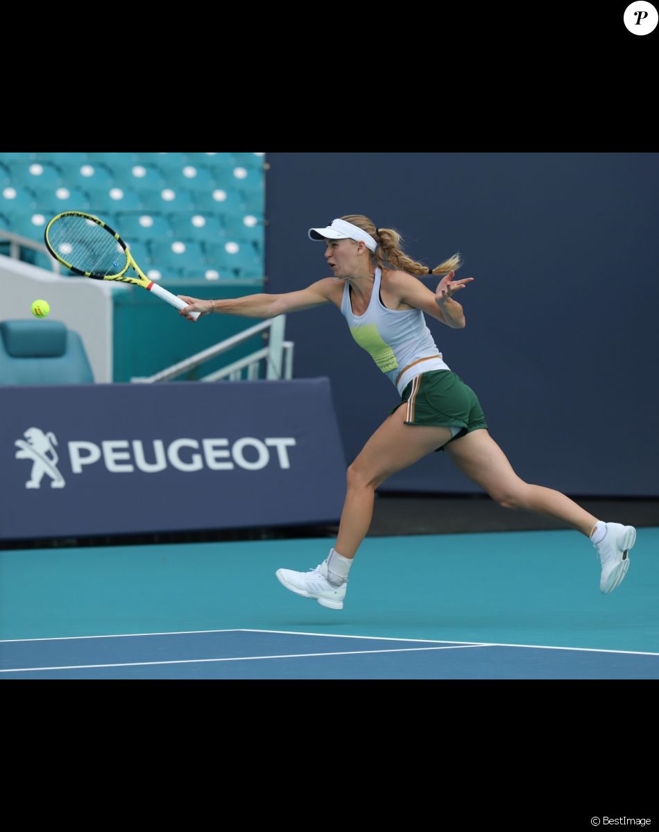 Caroline Wozniacki est sur le terrain d'entraînement avant le début du tournoi Open de tennis de Miami au Hard Rock Stadium Miami Gardens, le 16 mars 2019.