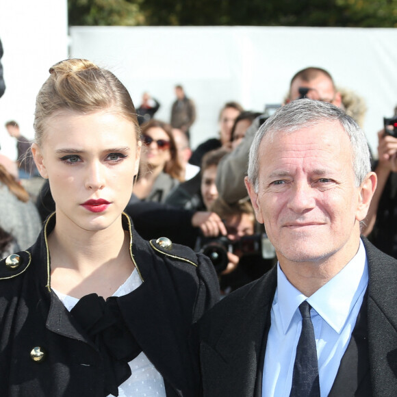 Francis Huster et Gaia Weiss - People au défilé de mode Dior prêt-à-porter printemps-été. Paris.