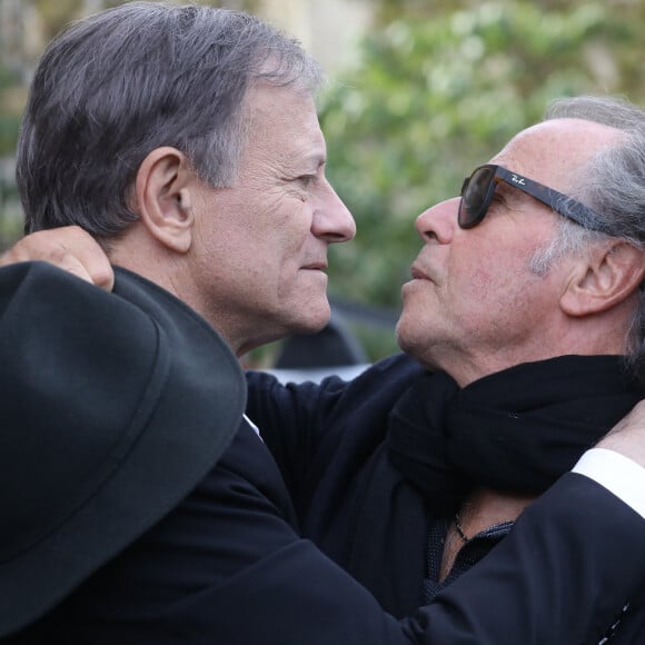 Francis Huster et Michel Leeb - Les célébrités et la famille quittent l'église Saint François-Xavier après les Obsèques du comédien Jean Piat à Paris le 21 septembre 2018.