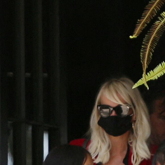 Laeticia Hallyday et ses filles Jade et Joy ont quitté la villa de Los Angeles pour se rendre à l'aéroport LAX de Los Angeles et prendre un vol à destination de Paris, le 11 octobre 2020.
