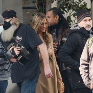 Jennifer Aniston tourne la série "The Morning Show" avec Reese Witherspoon à Los Angeles, le 9 février 2021.