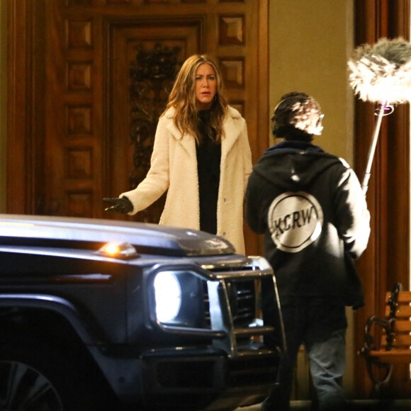 Exclusif - Jennifer Aniston tourne une scène de nuit pour la série "The Morning Show" à Los Angeles, le 17 décembre 2020.