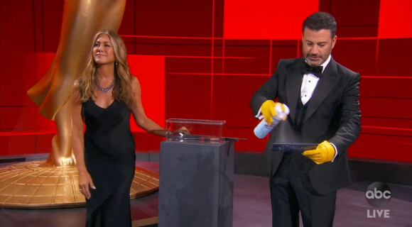 Jennifer Aniston et Jimmy Kimmel sur la scène de la 72e cérémonie des Emmy Awards, le 20 septembre 2020.