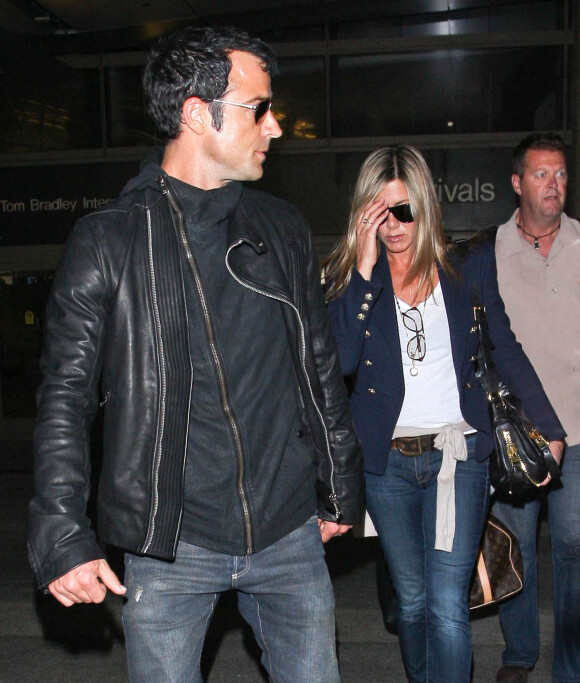 Jennifer Aniston arrive à l'aéroport de Los Angeles avec Justin Theroux. Le 26 juin 2012.