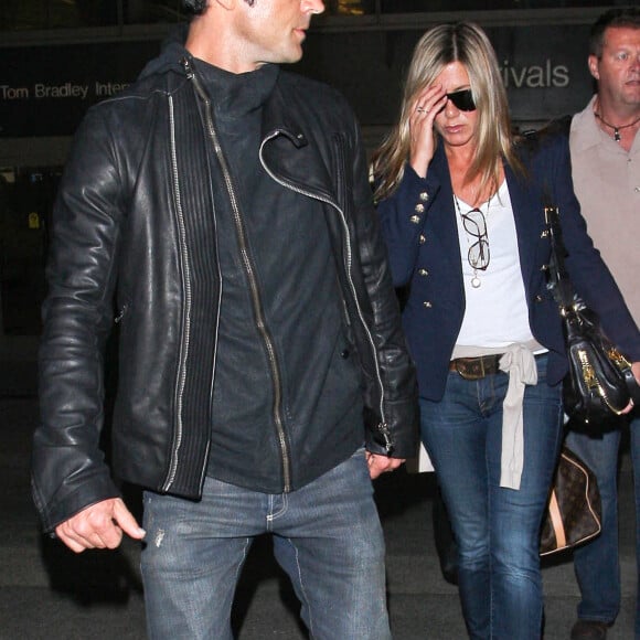 Jennifer Aniston arrive à l'aéroport de Los Angeles avec Justin Theroux. Le 26 juin 2012.