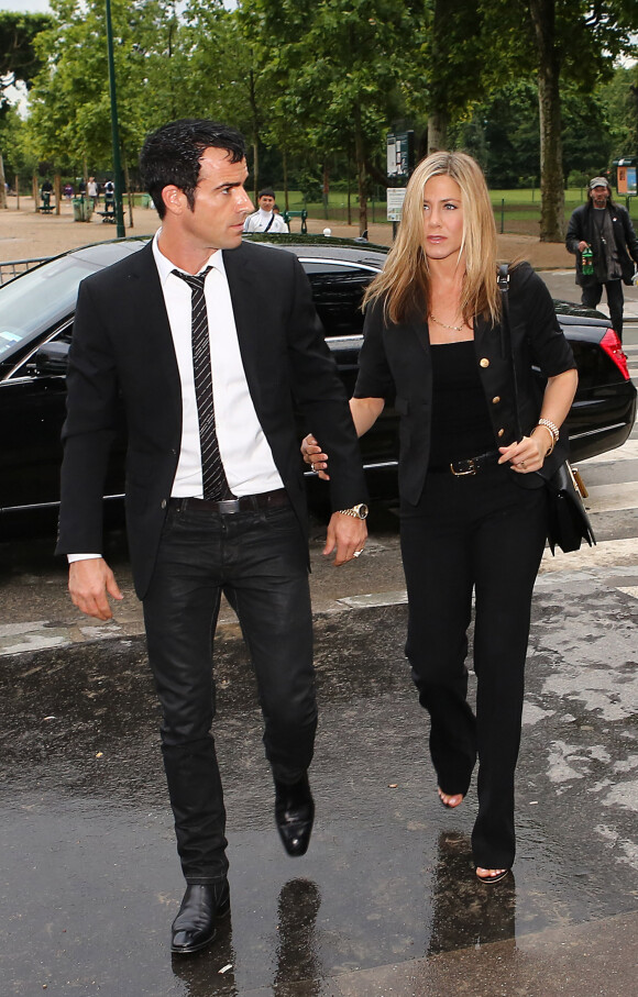 Jennifer Aniston et Justin Theroux sont allés dîner à la Tour Eiffel. Le 13 juin 2012.