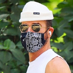 Exclusif - Justin Theroux lors d'une sortie avec son chien Kuma à New York. Le 14 août 2020.