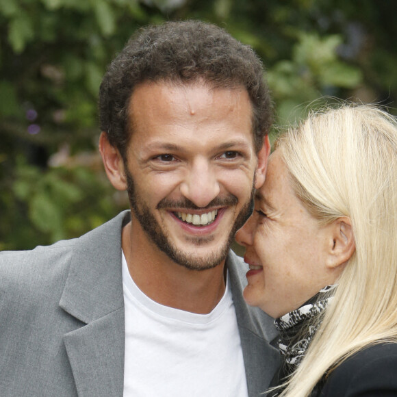 Vincent Dedienne, Emmanuelle Béart du film "L'étreinte" - Photocall - Festival du film Francophone d'Angoulême 2020 le 30 Août 2020. © Christophe Aubert via Bestimage