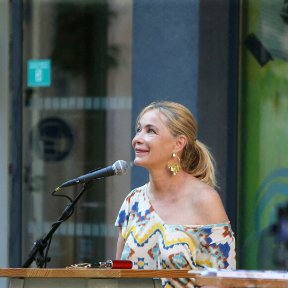 Exclusif - L'actrice Emmanuelle Béart présente le double album de chansons "De Béart à Béart" qui vient de sortir en hommage à son père Guy Béart à la librairie "Le carré des mots" sur la place Savonnières à Toulon le 27 juin 2020. © Luc Boutria / Nice Matin / Bestimage