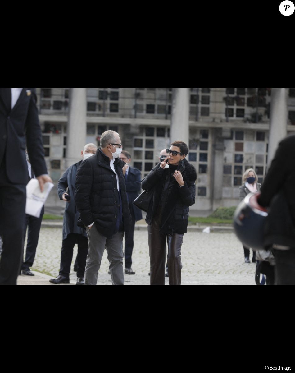 Cristina Cordula et son mari Frédéric Cassin - Sorties des obsèques de Kenzo Takada au cimetière du Père Lachaise à Paris le 9 octobre 2020.