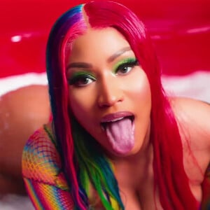 Nicki Minaj topless dans le nouveau clip "Trollz"
