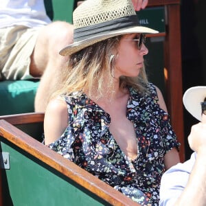 Laura Smet et son compagnon Raphaël - Personnalités dans les tribunes lors des internationaux de France de Roland Garros à Paris. Le 10 juin 2017. © Jacovides - Moreau / Bestimage