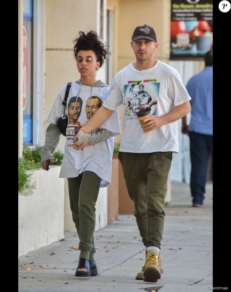 Exclusif - Shia LaBeouf et sa nouvelle compagne FKA Twig se câlinent et s'embrassent dans les rues de Studio City. Le couple s'est rencontré il y a quelques mois à Los Angeles sur le tournage du film Honey Boy.