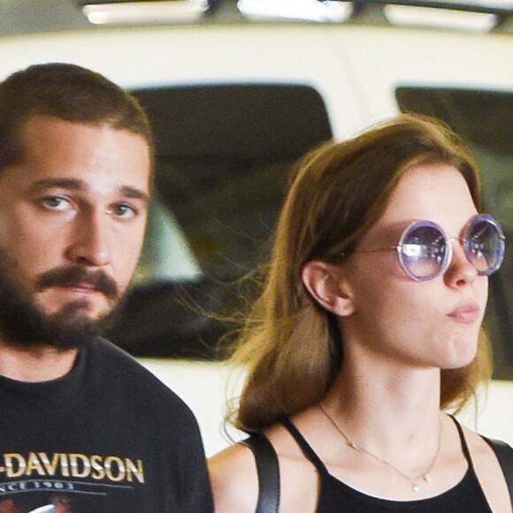 Exclusif - Shia LaBeouf et Mia Goth se promènent, main dans la main, à la sortie du restaurant 'Mendocino Farms' à Sherman Oaks, le 13 octobre 2015