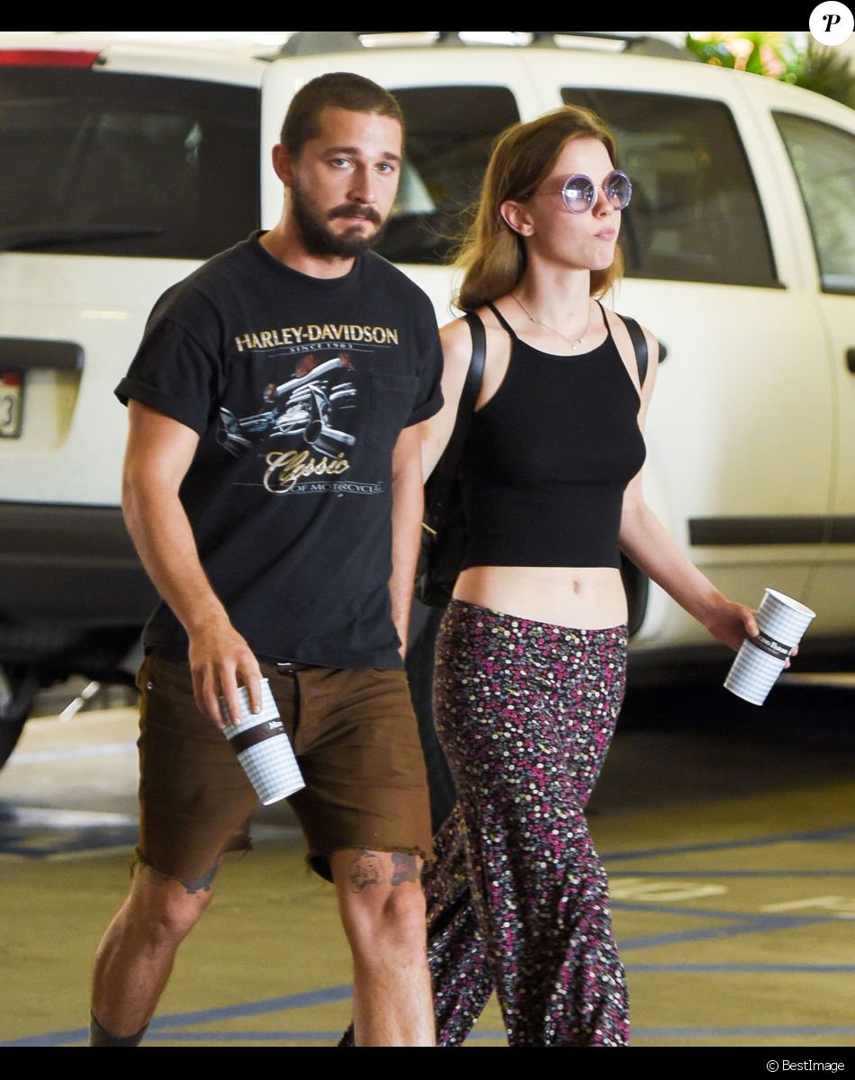 Exclusif - Shia LaBeouf et Mia Goth se promènent, main dans la main, à la sortie du restaurant 'Mendocino Farms' à Sherman Oaks, le 13 octobre 2015