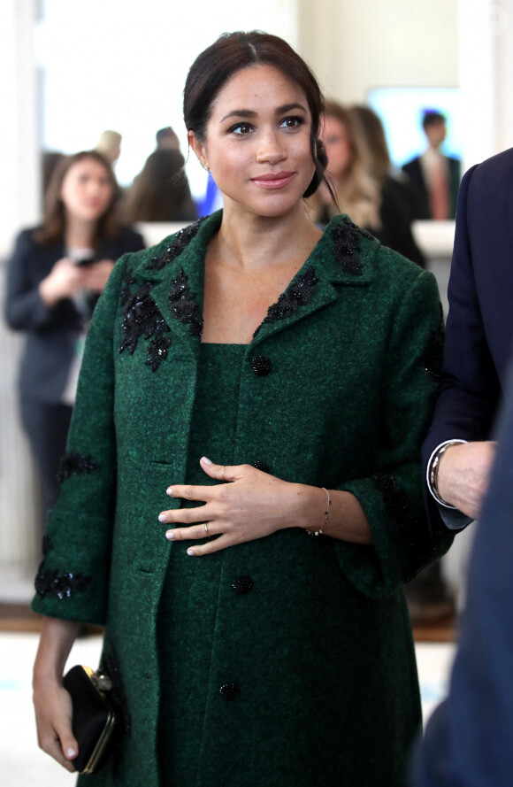 Meghan Markle la duchesse de Sussex enceinte et le prince Harry, duc de Sussex, assistent à une activité jeunesse le Jour du Commonwealth à la Maison du Canada le 11 mars 2019 à Londres.