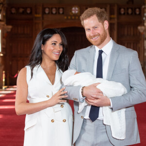 Le prince Harry et Meghan Markle, duc et duchesse de Sussex, présentent leur fils Archie dans le hall St George au château de Windsor le 8 mai 2019. 