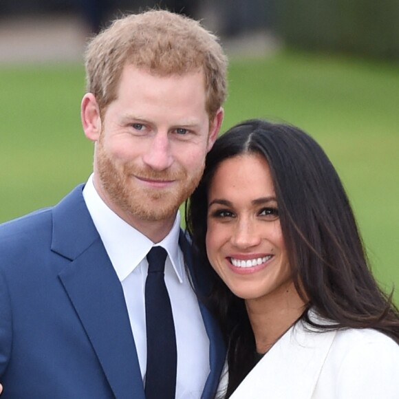 Le Prince Harry et Meghan Markle posent à Kensington palace après l'annonce de leur mariage au printemps 2018 à Londres le 27 novembre 2017. 