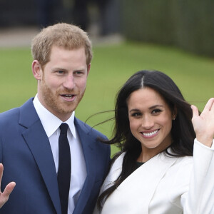 Le Prince Harry et Meghan Markle posent à Kensington palace après l'annonce de leur mariage au printemps 2018 à Londres le 27 novembre 2017. 