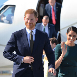 Le prince Harry, duc de Sussex et sa femme Meghan Markle, duchesse de Sussex arrivent à l'aéroport de Dublin, le 10 juillet 2018. 