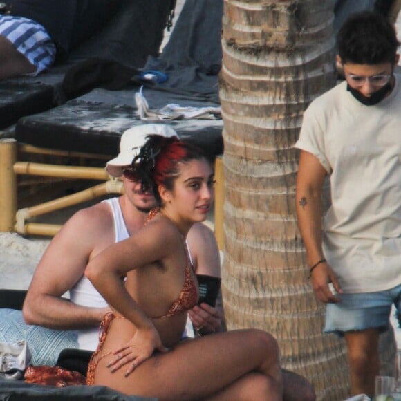 Exclusif - La fille de Madonna, Lourdes Leon, et son petit ami Jonathan Puglia profitent d'un après-midi ensoleillé en amoureux à Tulum. Le 30 janvier 2021.