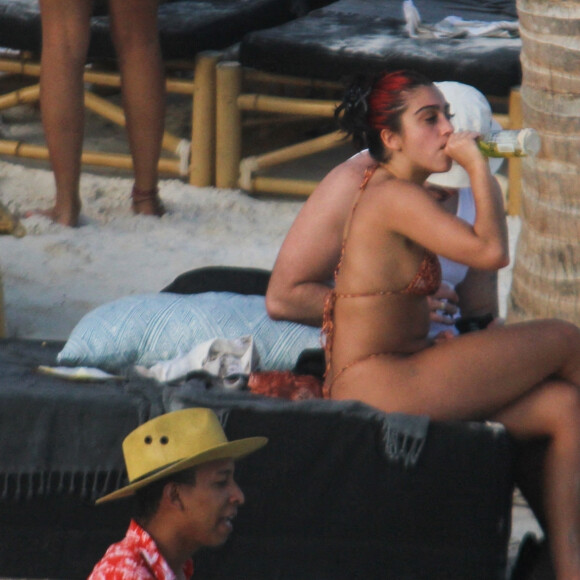 Exclusif - La fille de Madonna, Lourdes Leon, et son petit ami Jonathan Puglia profitent d'un après-midi ensoleillé en amoureux à Tulum. Le 30 janvier 2021.