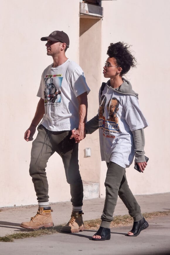 Exclusif  - Shia LaBeouf et sa nouvelle compagne FKA Twig se câlinent et s'embrassent dans les rues de Studio City. Le couple s'est rencontré il y a quelques mois à Los Angeles sur le tournage du film Honey Boy. Le 6 novembre 2018