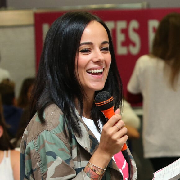 Exclusif - La chanteuse Alizée a donné de la voix pour se faire entendre des 109 élèves de 5e qui participaient à la dictée ELA. © Olivier Sanchez/Crystal Pictures/Bestimage