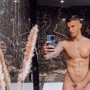Baptiste Giabiconi pose nu sur Instagram.