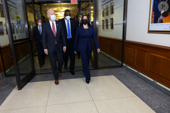 Le Président américan Joe Biden, la vice-présidente Kamala Harris et le secrétaire à la Défense Lloyd Austin visitent Le Pentagone à Arlington, Virginie, Etats-Unis, le 10 février 2021. © Planet Pix/Zuma Press/Bestimage 