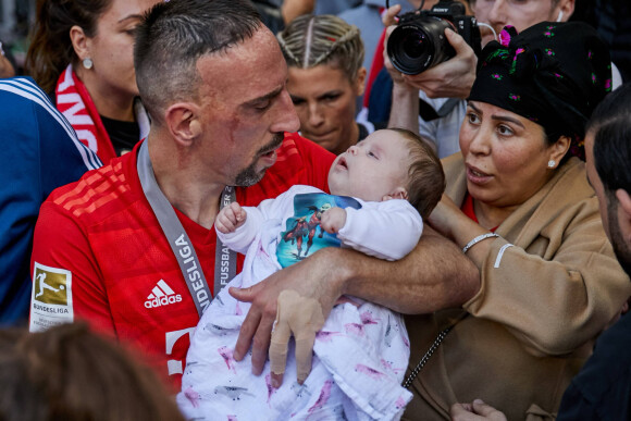 Franck Ribery et sa fille Keltoum et sa femme Wahiba - Franck Ribéry célèbre le titre de champion d'allemagne et son dernier match sous les couleurs du Bayern de Munich.