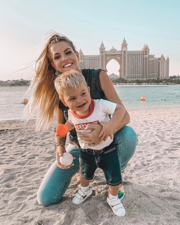 Jessica Thivenin pose avec son fils Maylone à la plage, à Dubaï, le 7 février 2021