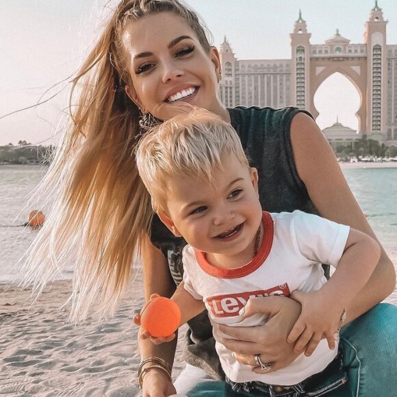 Jessica Thivenin pose avec son fils Maylone à la plage, à Dubaï, le 7 février 2021