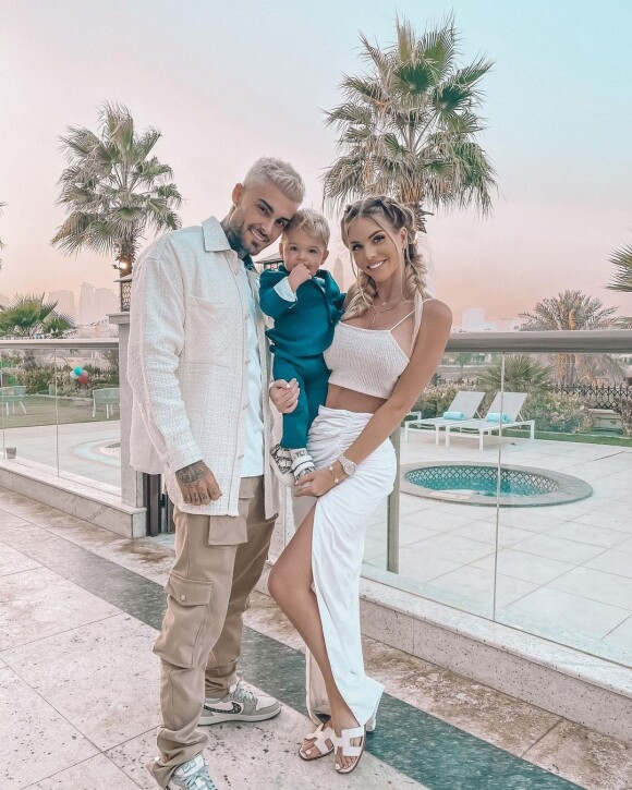 Jessica Thivenin avec son mari Thibault et son fils Maylone, à Dubaï, le 5 février 2021