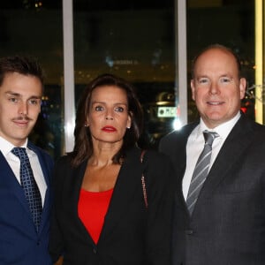 Exclusif - De gauche à droite, Louis Ducruet, la princesse Stéphanie de Monaco, présidente de Fight Aids Monaco et ambassadrice de l'ONUSIDA, le prince Albert II de Monaco, Camille Gottlieb et Marie, la fiancée de Louis, participent à la traditionnelle vente aux enchères de Fight Aids Monaco, au Méridien le 1er décembre 2017. © Olivier Huitel - Bruno Bebert / Pool restreint Monaco / Bestimage / Crystal