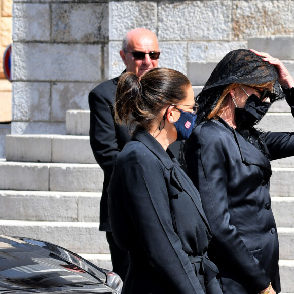 La princesse Stéphanie de Monaco, la princesse Caroline de Hanovre, le prince Albert II de Monaco, la princesse Charlène de Monaco - Obsèques de la baronne Elizabeth-Ann de Massy (Elisabeth Anne), cousine du prince Albert II en la cathédrale Notre-Dame-Immaculée de Monaco le 17 juin 2020. © Bruno Bebert / Bestimage