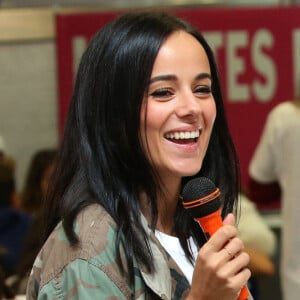 Exclusif - La chanteuse Alizée a donné de la voix pour se faire entendre des 109 élèves de 5e qui participaient à la dictée ELA. © Olivier Sanchez/Crystal Pictures/Bestimage