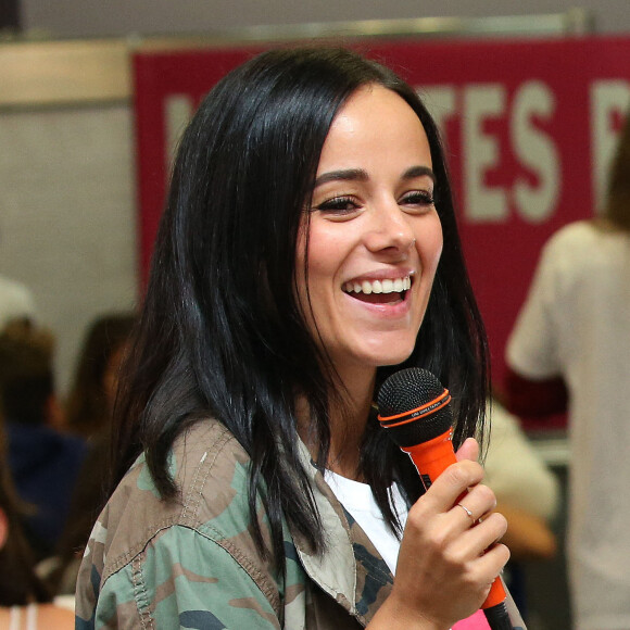 Exclusif - La chanteuse Alizée a donné de la voix pour se faire entendre des 109 élèves de 5e qui participaient à la dictée ELA. © Olivier Sanchez/Crystal Pictures/Bestimage