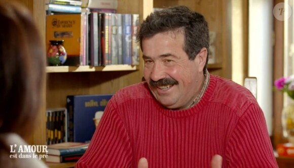 Hervé le moustachu, lors du tournage de son portrait de "L'amour est dans le pré 2021", diffusé le 8 février sur M6