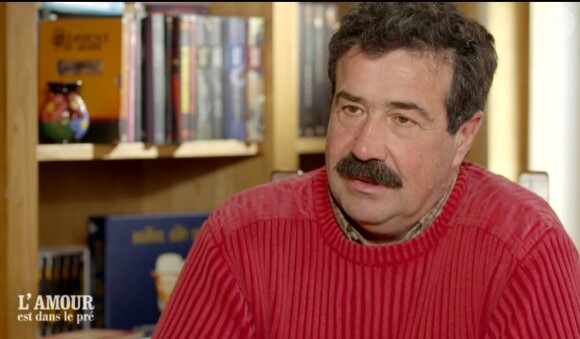 Hervé le moustachu, lors du tournage de son portrait de "L'amour est dans le pré 2021", diffusé le 8 février sur M6