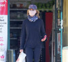 Exclusif - Renée Zellweger est allée faire un jogging avec son chien et faire des courses dans le quartier de Santa Monica à Los Angeles. Le 11 octobre 2020.