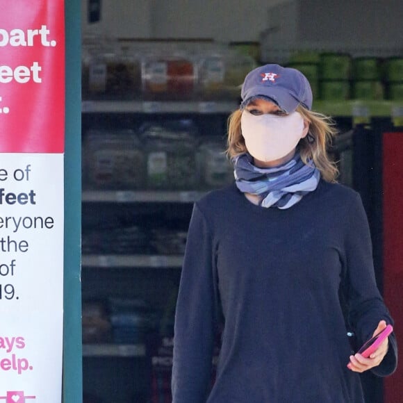 Exclusif - Renée Zellweger est allée faire un jogging avec son chien et faire des courses dans le quartier de Santa Monica à Los Angeles. Le 11 octobre 2020.